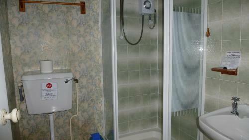 Hostal Whitehall Guest House