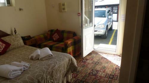 Hostal Whitehall Guest House