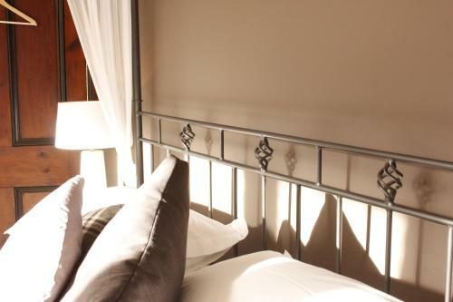 Bed & Breakfast Costislost House