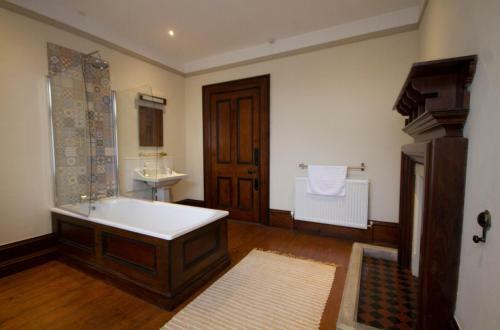 Bed & Breakfast Costislost House