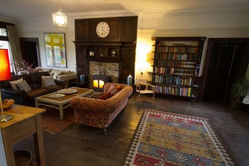 Bed & Breakfast Costislost House