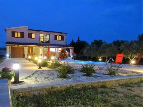 Villa-rossa-mit-pool-fuer-8-personen