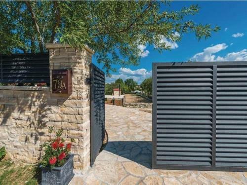 Villa-rossa-mit-pool-fuer-8-personen