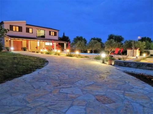 Villa-rossa-mit-pool-fuer-8-personen