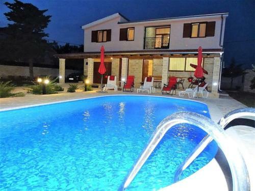 Villa-rossa-mit-pool-fuer-8-personen