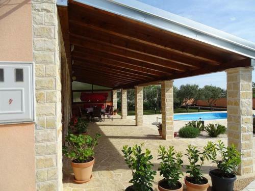 Villa-rossa-mit-pool-fuer-8-personen