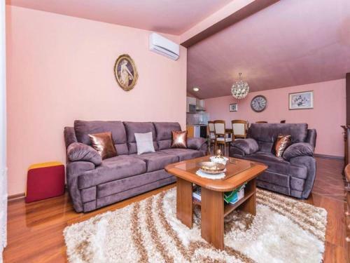 Villa-rossa-mit-pool-fuer-8-personen