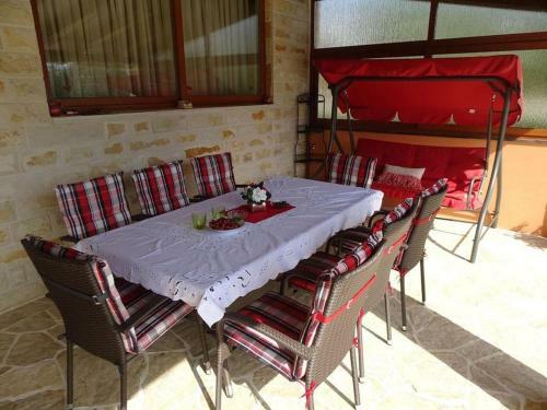 Villa-rossa-mit-pool-fuer-8-personen
