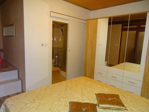 Villa-rossa-mit-pool-fuer-8-personen