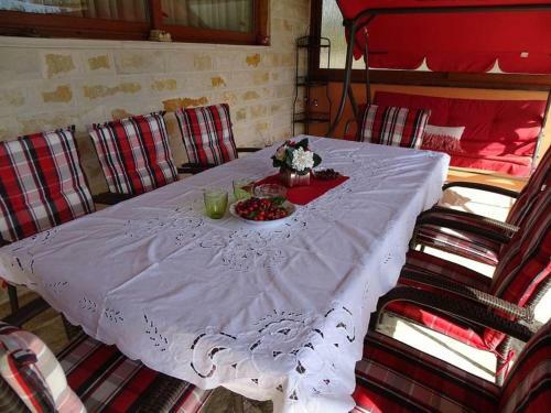 Villa-rossa-mit-pool-fuer-8-personen