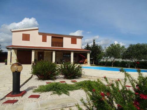 Villa-rossa-mit-pool-fuer-8-personen