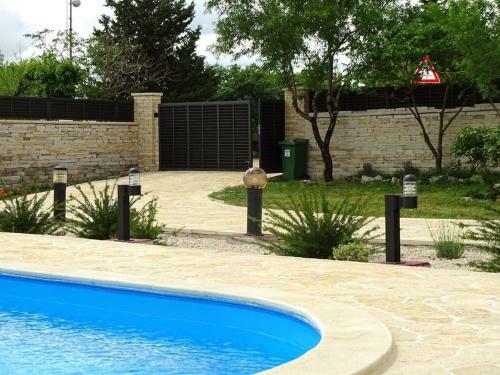 Villa-rossa-mit-pool-fuer-8-personen