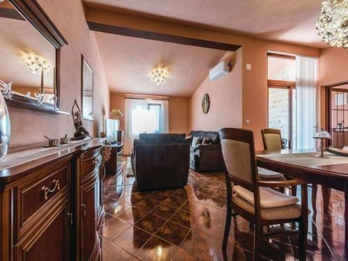 Villa-rossa-mit-pool-fuer-8-personen