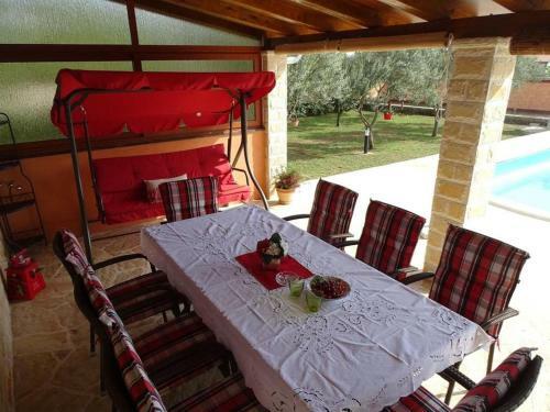 Villa-rossa-mit-pool-fuer-8-personen