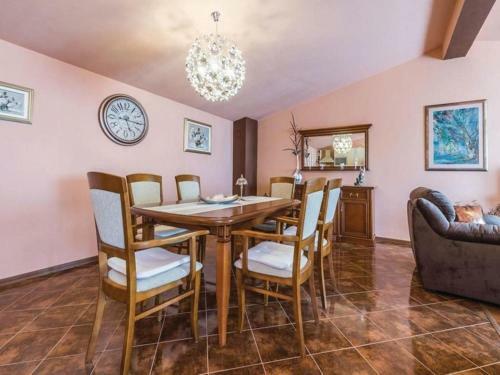 Villa-rossa-mit-pool-fuer-8-personen