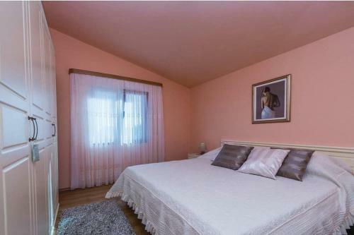 Villa-rossa-mit-pool-fuer-8-personen
