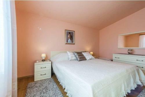 Villa-rossa-mit-pool-fuer-8-personen