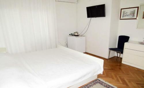 Hostal Rooms N&m