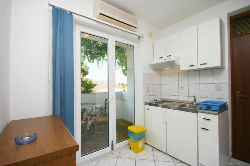 Apartments With A Parking Space Baska Voda, Makarska - 17331