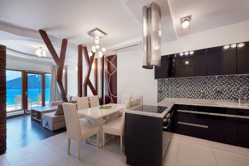 Boka Mia - Apartments With Pool, First Line
