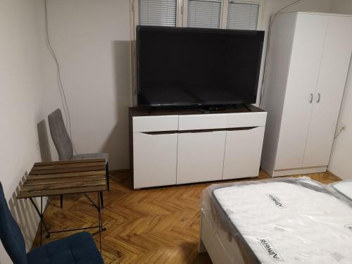 Hostal White Night