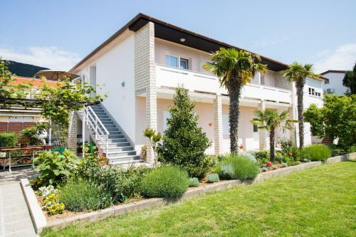 Hostal Rooms & Apartment Albina