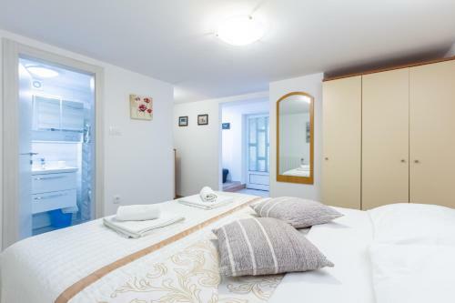 Apartments Lorena With Beautiful Garden