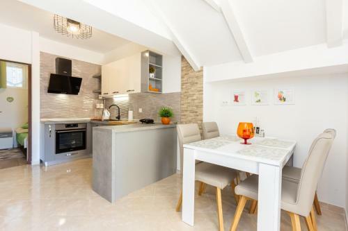 Apartments Lorena With Beautiful Garden