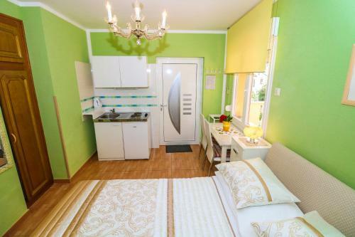 Apartments Lorena With Beautiful Garden