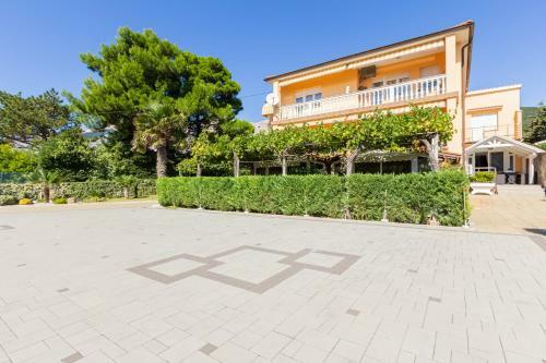 Apartments Lorena With Beautiful Garden
