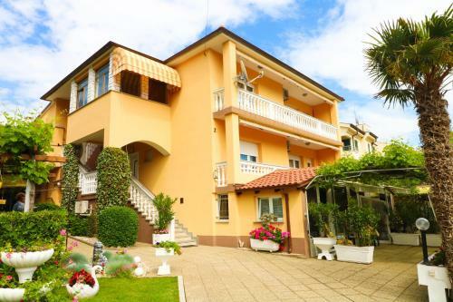 Apartments Lorena With Beautiful Garden