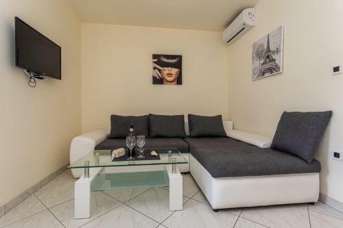 Apartment N6 D&d, Baska