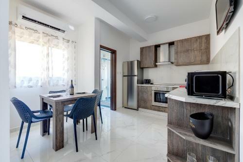 Idyllic Apartment Steps From The Promenade