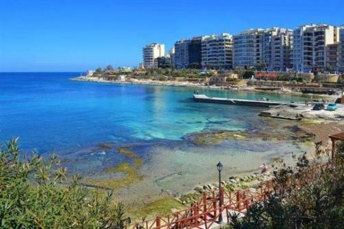Idyllic Apartment Steps From The Promenade