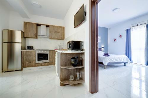 Idyllic Apartment Steps From The Promenade