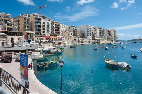 Idyllic Apartment Steps From The Promenade