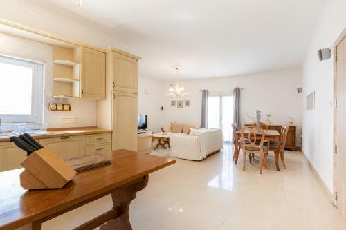 Apartamento 70/2- Spacious & Charming 3 Bedroom Apt In Sliema