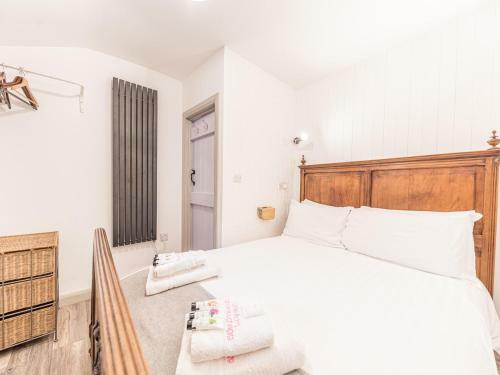 Pass The Keys Compact 2 Bed, 2 Bath With Amazing Views & Parking
