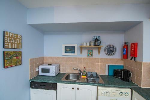 Beautiful And Spacious 2 Bedroom Apartment With Stunning Beach Views