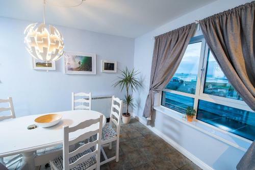 Beautiful And Spacious 2 Bedroom Apartment With Stunning Beach Views