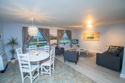 Beautiful And Spacious 2 Bedroom Apartment With Stunning Beach Views