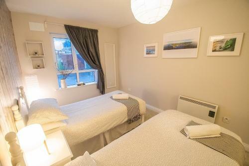 Beautiful And Spacious 2 Bedroom Apartment With Stunning Beach Views