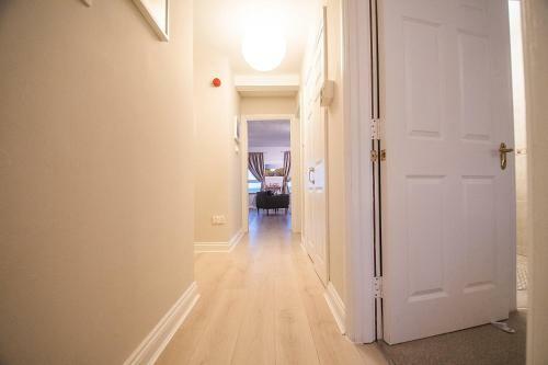 Beautiful And Spacious 2 Bedroom Apartment With Stunning Beach Views