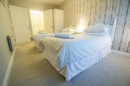Beautiful And Spacious 2 Bedroom Apartment With Stunning Beach Views