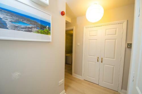 Beautiful And Spacious 2 Bedroom Apartment With Stunning Beach Views