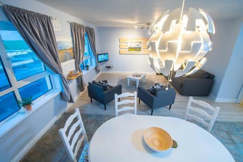 Beautiful And Spacious 2 Bedroom Apartment With Stunning Beach Views