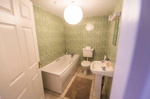 Beautiful And Spacious 2 Bedroom Apartment With Stunning Beach Views