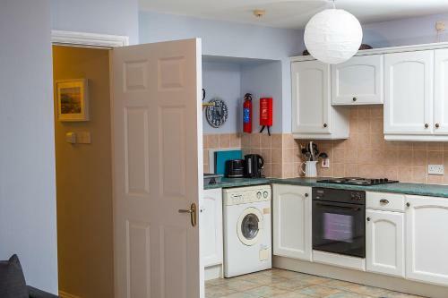 Beautiful And Spacious 2 Bedroom Apartment With Stunning Beach Views