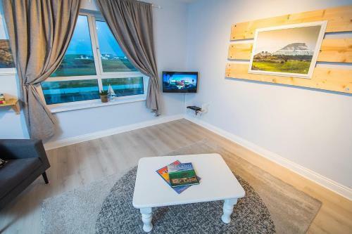 Beautiful And Spacious 2 Bedroom Apartment With Stunning Beach Views