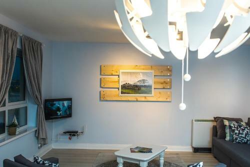 Beautiful And Spacious 2 Bedroom Apartment With Stunning Beach Views